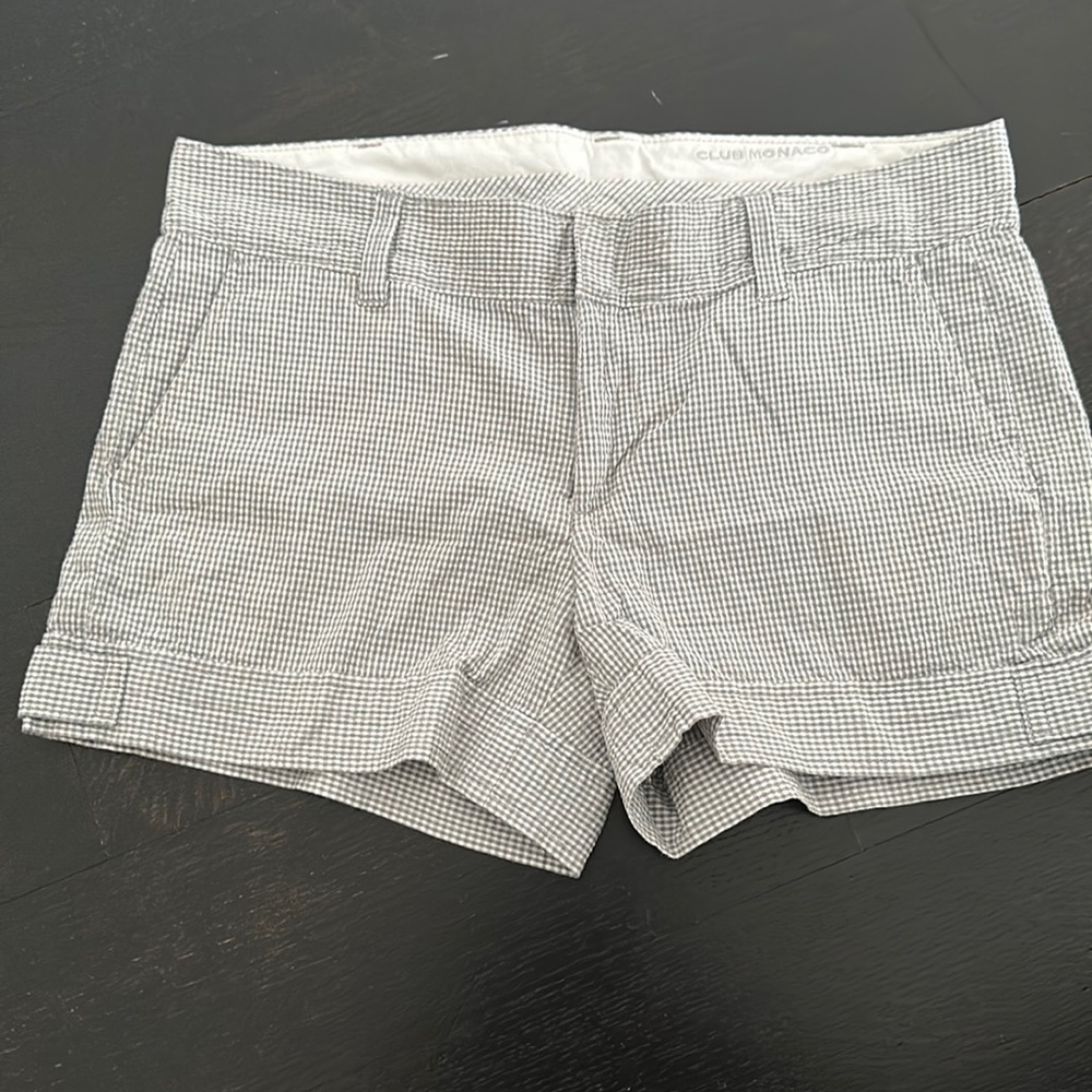 Club Monaco size 6 shorts .. 100 percent cotton